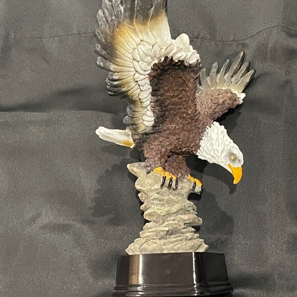 Eagle Landing on the Rock Statue - Picture 4 of 5